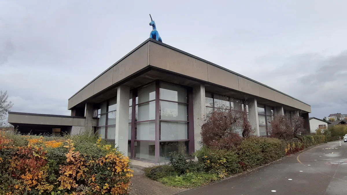 Das Lehrschwimmbecken mit vier Bahnen in der Schulanlage Stägenbuck ist dringend sanierungsbedürftig. Nun wird es voraussichtlich 2026 geschlossen. (Archiv) Aussenansicht eines Hallenbads.